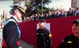 El saludo de los Reyes al paracaidista y cómo Sánchez se acercó demasiado