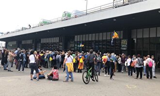Protesta junto a la estación de Sants |  Europa Press