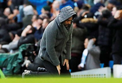 Guardiola se arrodilla ante el racismo | EFE