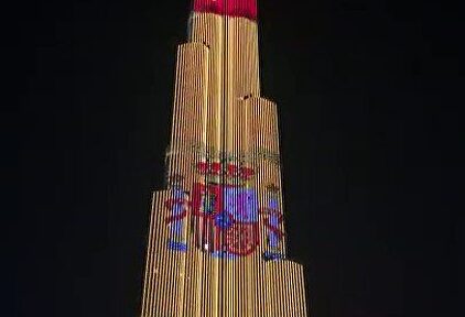 Impresionante homenaje a la bandera en el edificio más alto del mundo