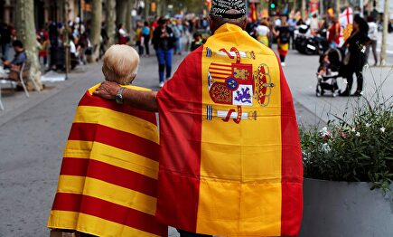 Dos de los asistentes a la manifestación del Día de la Hispanidad en Barcelona |  EFE