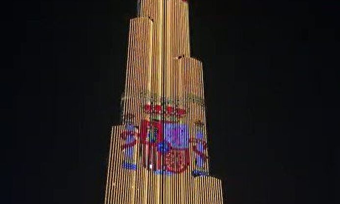 Impresionante homenaje a la bandera en el edificio más alto del mundo