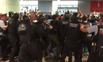 Los Mossos cargan contra los manifestantes en el aeropuerto de Barcelona-El Prat 