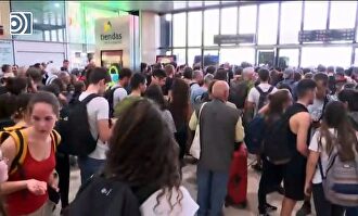 Decenas de personas se han manifestado en los aledaños de la estación de Sants
