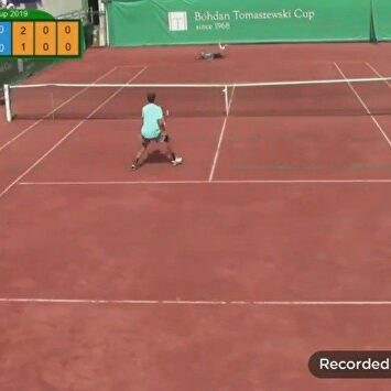 El golpe imposible de un joven tenista de 15 años que da la vuelta al mundo