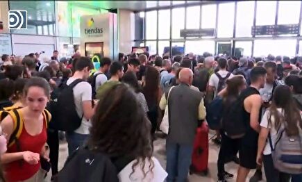 Decenas de personas se han manifestado en los aledaños de la estación de Sants