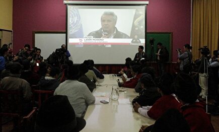 Indígenas observan el diálogo entre Lenin Moreno y sus representantes. |  EFE