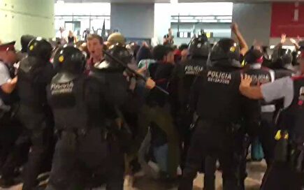 Los Mossos cargan contra los manifestantes en el aeropuerto de Barcelona-El Prat 