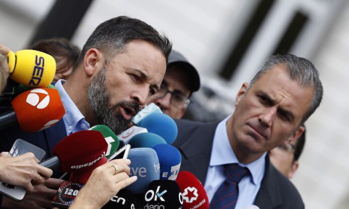 Abascal y Ortega Smith atendiendo a los medios junto al Supremo. |  EFE