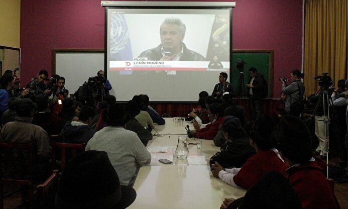 Indígenas observan el diálogo entre Lenin Moreno y sus representantes. |  EFE