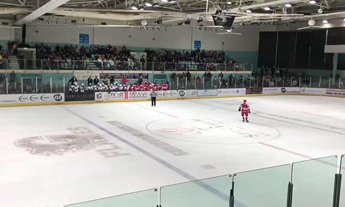 Peter Cech ya reina en el hockey hielo con sus paradas 