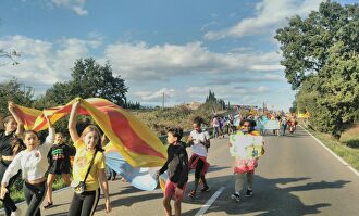 Niños con esteladas por la carretera. |  Twitter