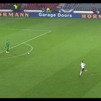 El fallo más dramático de un portero: la coge con la mano fuera del área y le marcan gol