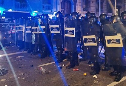 Mossos protegen la delegación del Gobierno. |  EFE
