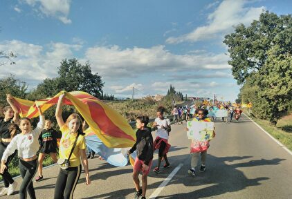 Niños con esteladas por la carretera. |  Twitter