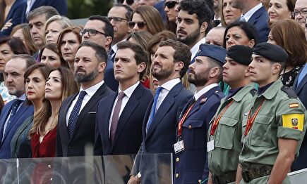 Abascal, Rivera y Casado durante el desfile de la Fiesta Nacional |  EFE