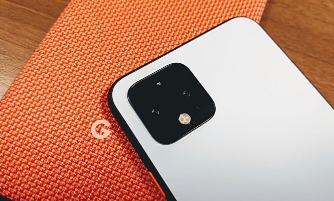 Google Pixel 4 sobre funda con el logo de la compañía. |  Europa Press
