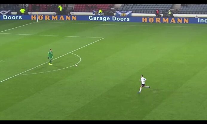 El fallo más dramático de un portero: la coge con la mano fuera del área y le marcan gol