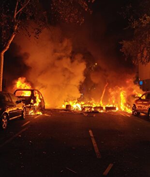 Coches ardiendo en Barcelona |  Europa Press