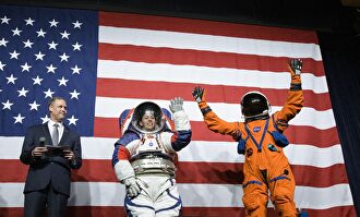 Trajes espaciales del programa Artemis para volver a la Luna. |  NASA/Joel Kowsky