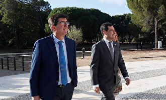 Juan Marín y Juan Manuel Moreno, en Doñana |  EFE