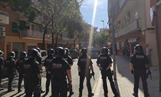 Un centenar de personas protesta contra un acto de Rivera en Barcelona. |  Europa Press