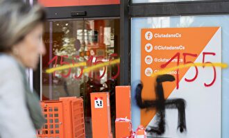 La sede de Ciudadanos en Barcelona atacada por separatistas. |  EFE