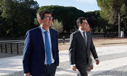 Juan Marín y Juan Manuel Moreno, en Doñana |  EFE