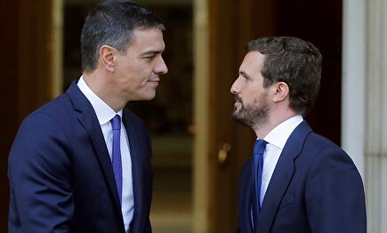 Sánchez recibe a Casado en Moncloa. | EFE
