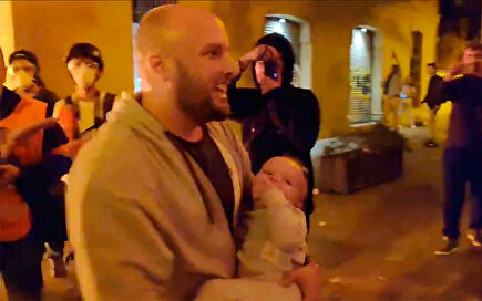 Un padre huye desesperado de las llamas en Barcelona con su bebé en brazos 