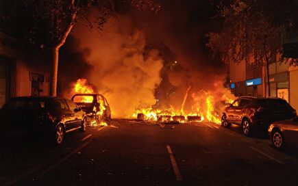 Separatistas incendian barricadas y queman coches en Barcelona