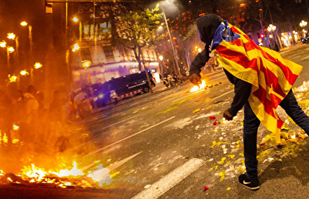 Brutal violencia contra los Mossos en las calles de Barcelona