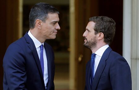 Sánchez recibe a Casado en Moncloa. |  EFE