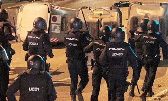Agentes antidisturbios de la Policía Nacional en Gerona. |  EFE 
