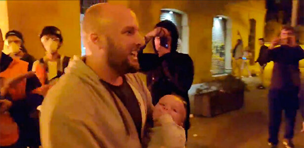 Un padre huye desesperado de las llamas en Barcelona con su bebé en brazos 