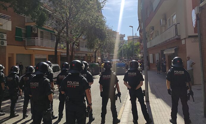 Un centenar de personas protesta contra un acto de Rivera en Barcelona. |  Europa Press