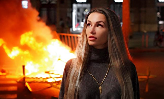 Elena Rybalchenko, la modelo rusa que posa entre las llamas de Barcelona