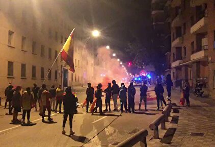 Vecinos con banderas de España defienden un cuartel de la Guardia Civil en Manresa