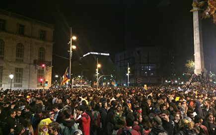 Un grupo de CDR encapuchados son jaleados y aplaudidos por los manifestantes