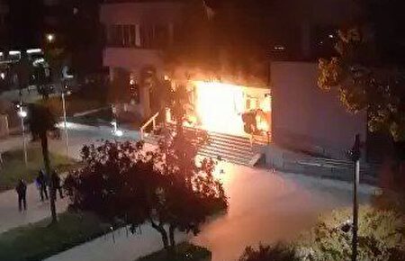 Incendian la entrada de la delegación de Hacienda de Lérida
