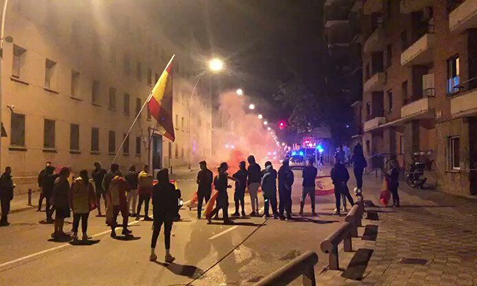 Vecinos con banderas de España defienden un cuartel de la Guardia Civil en Manresa