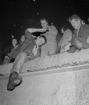 En la noche del 9 de noviembre de 1989, comenzó la caída del Muro |  Cordon Press
