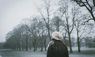 Una joven deambula entre la nieve |  Pixabay/CC/Free-Photos