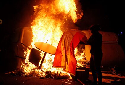 Una de las múltiples hogueras encendidas en Barcelona estos días. |  Archivo