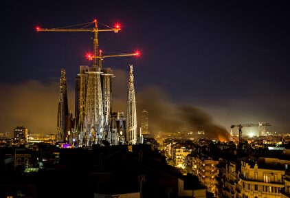La Sagrada Familia envuelta por el humo de los incendios provocados durante las protestas contra la sentencia del Procés |  Cordon Press