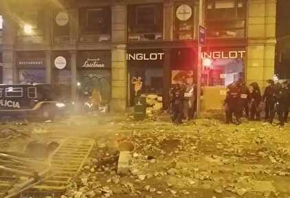 El camión de agua de los mossos actúa en Barcelona mientras el de la Policía sigue sin aparecer