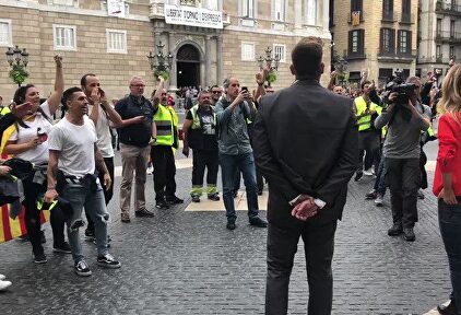 Separatistas acosan, insultan y amenazan a Álvarez de Toledo en Barcelona: "Zorra, muerta tendrías que estar"