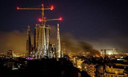 La Sagrada Familia envuelta por el humo de los incendios provocados durante las protestas contra la sentencia del Procés |  Cordon Press