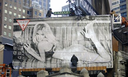Cartel de Guess en Nueva York |  Gtres
