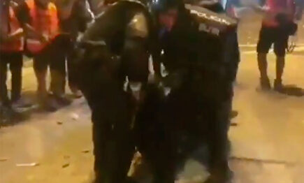 El momento en que evacuan a un policía herido grave por una pedrada